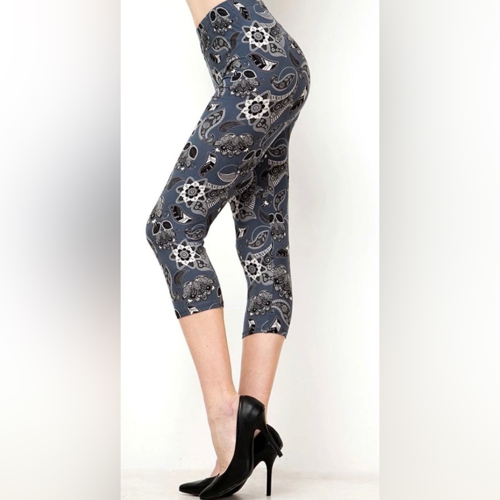 Paisley Print Capri Leggings-Plus Size
